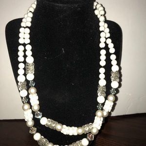 Vtg white 2strand plastic bead necklace